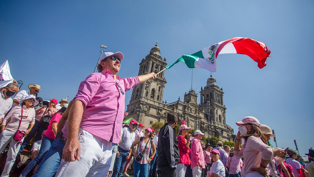 "El mundo al revés": López Obrador critica la 'marcha por la democracia' convocada por la oposición