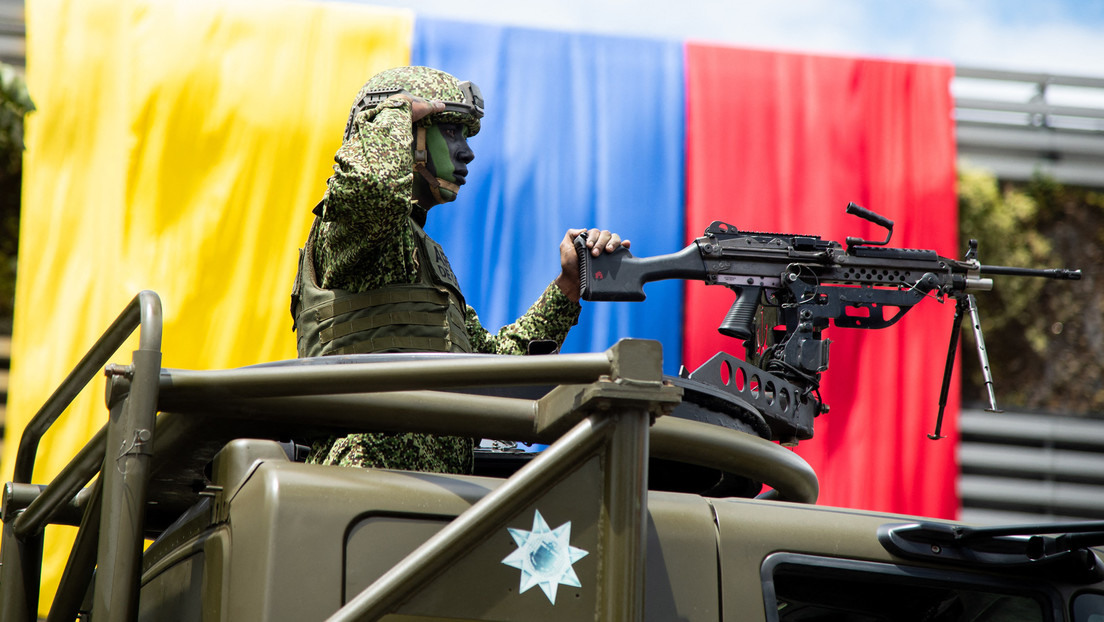 VIDEO: Militar sobrevive a un ataque de narcos en Colombia tras impactar una bala en su móvil