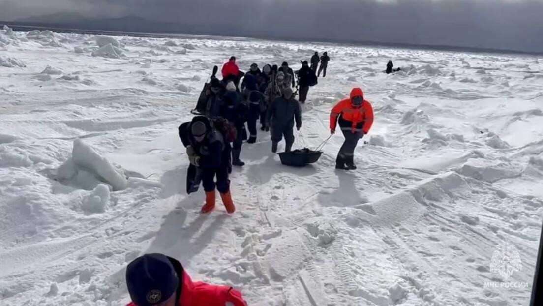 VIDEO: Rescatan a 82 pescadores de un témpano de hielo en el Lejano Oriente ruso