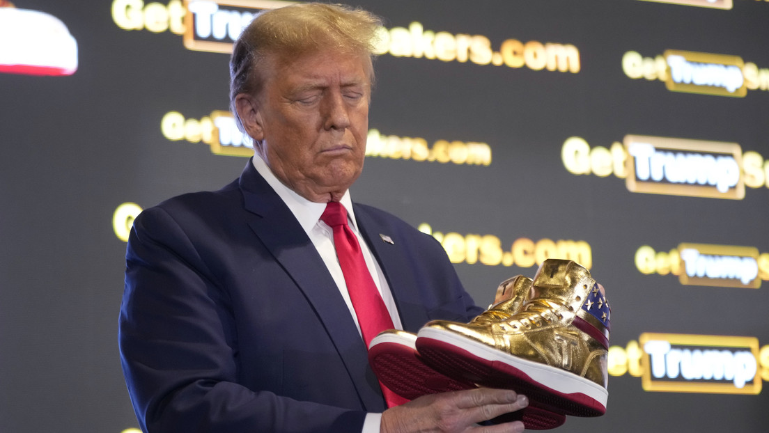 Trump lanza una línea de zapatillas deportivas doradas "para patriotas de verdad"