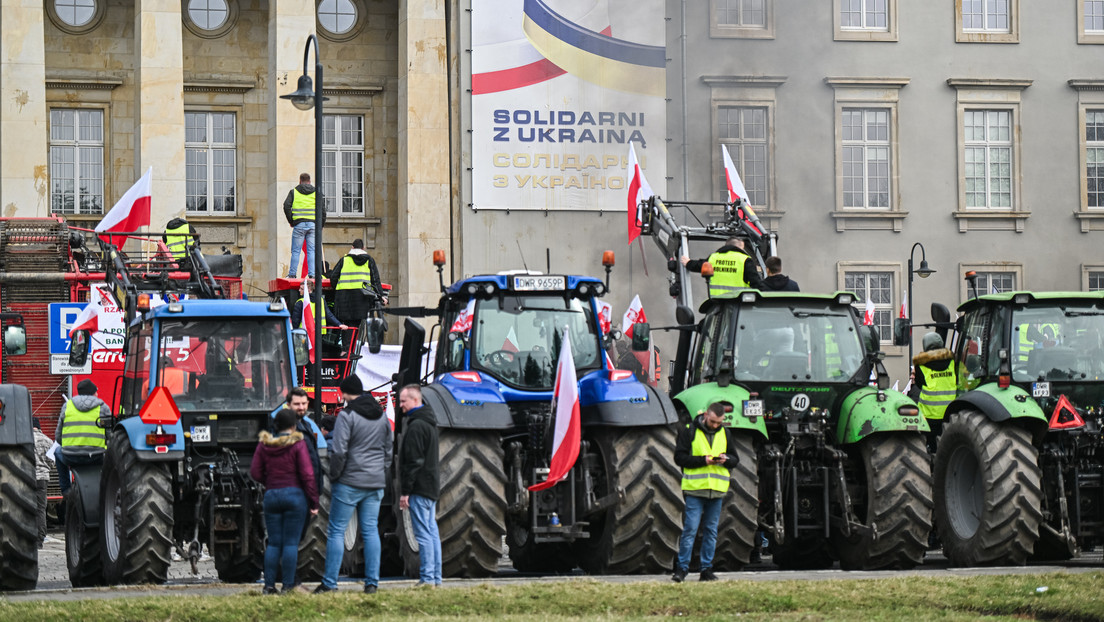 Agricultores polacos impiden el paso de trenes y camiones con grano de Ucrania (VIDEOS)