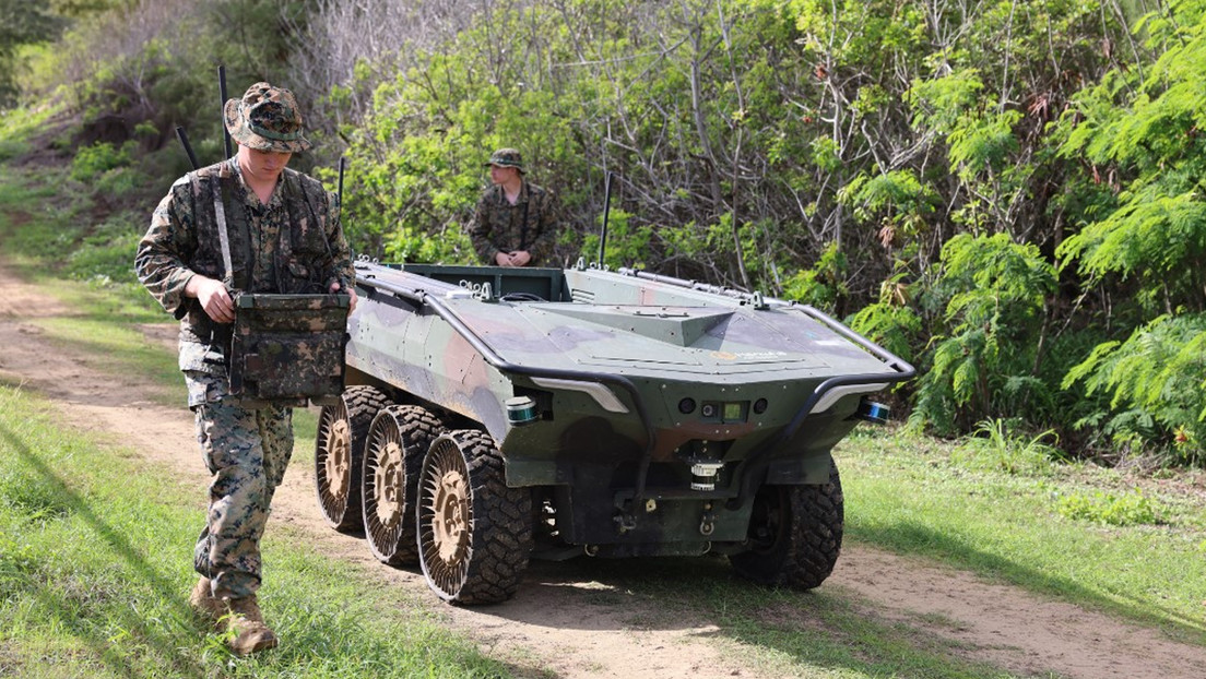 EE.UU. prueba un vehículo robótico capaz de transportar equipo y brindar apoyo de fuego