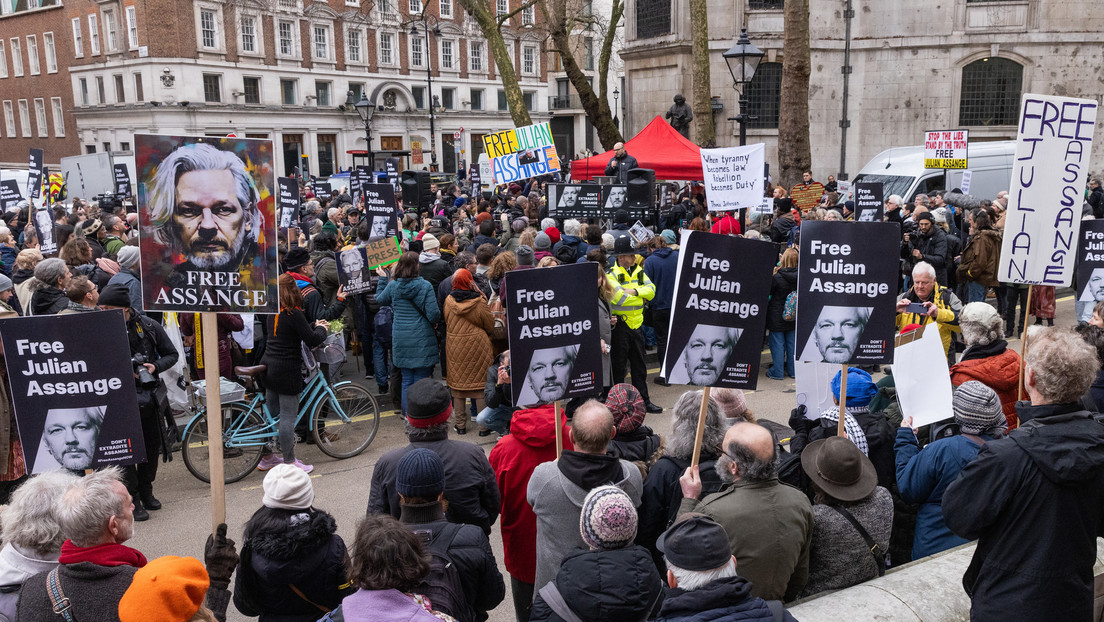 Snowden arremete contra "el escandaloso 'juicio'" de Londres a Julian Assange