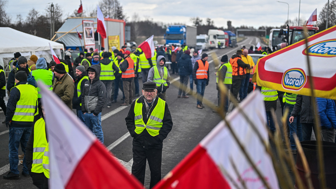 Zelenski critica a los agricultores polacos que bloquean la entrada de grano ucraniano