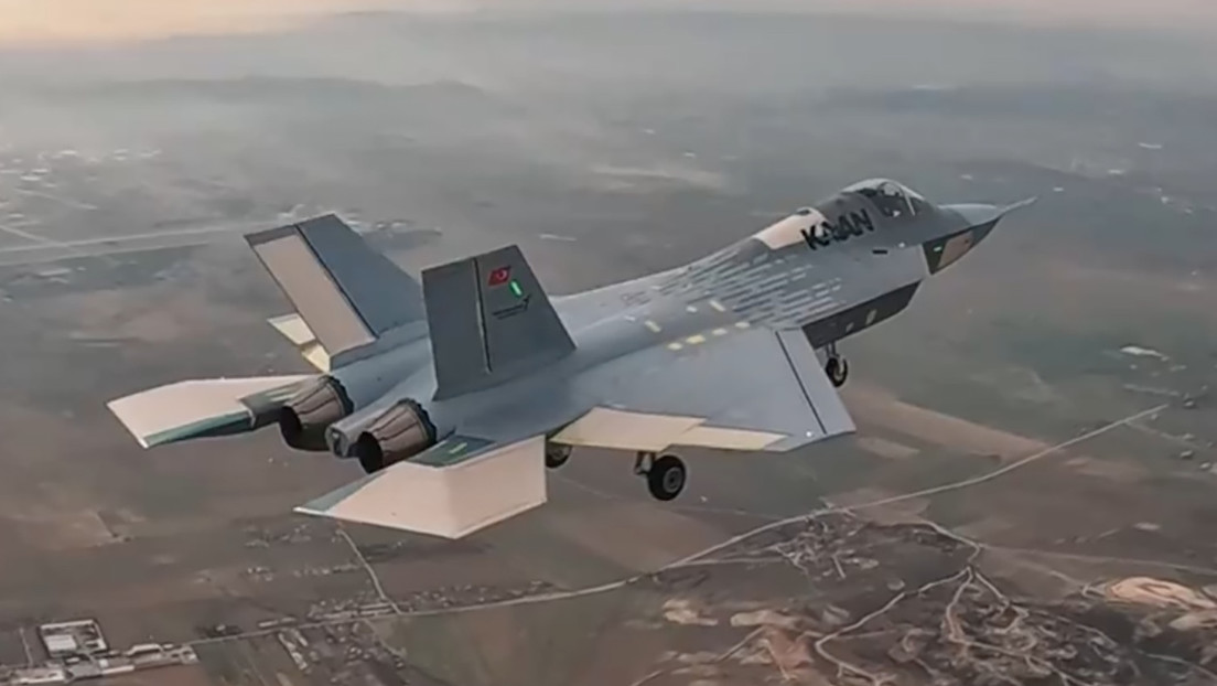 VIDEO: Un futurista caza furtivo de Turquía realiza su primer vuelo de prueba