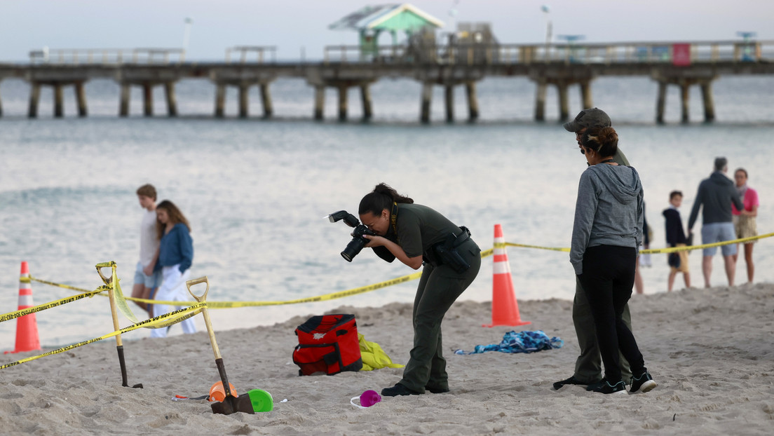 Muere una niña al derrumbarse el agujero que cavaba en una playa de Florida