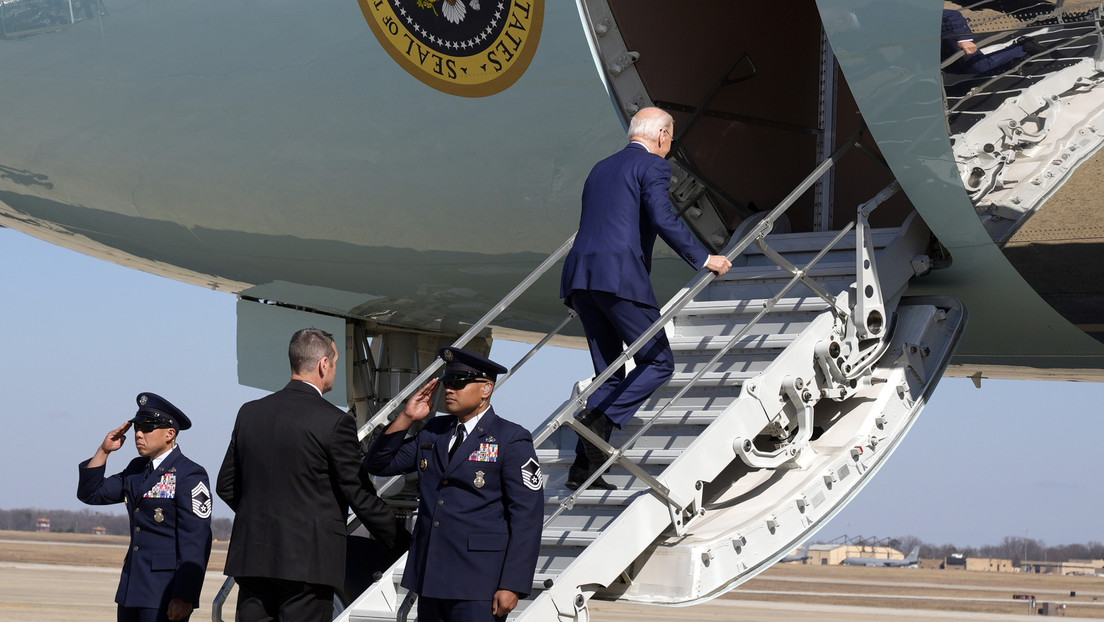 VIDEO: Biden vuelve a tropezar mientras sube la escalerilla del avión presidencial