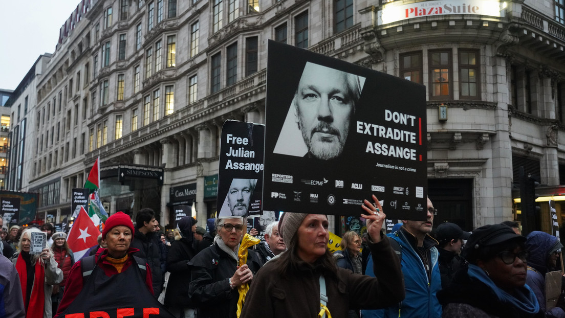 Tucker Carlson: La Administración Biden quiere matar a Assange por "avergonzar a la CIA"