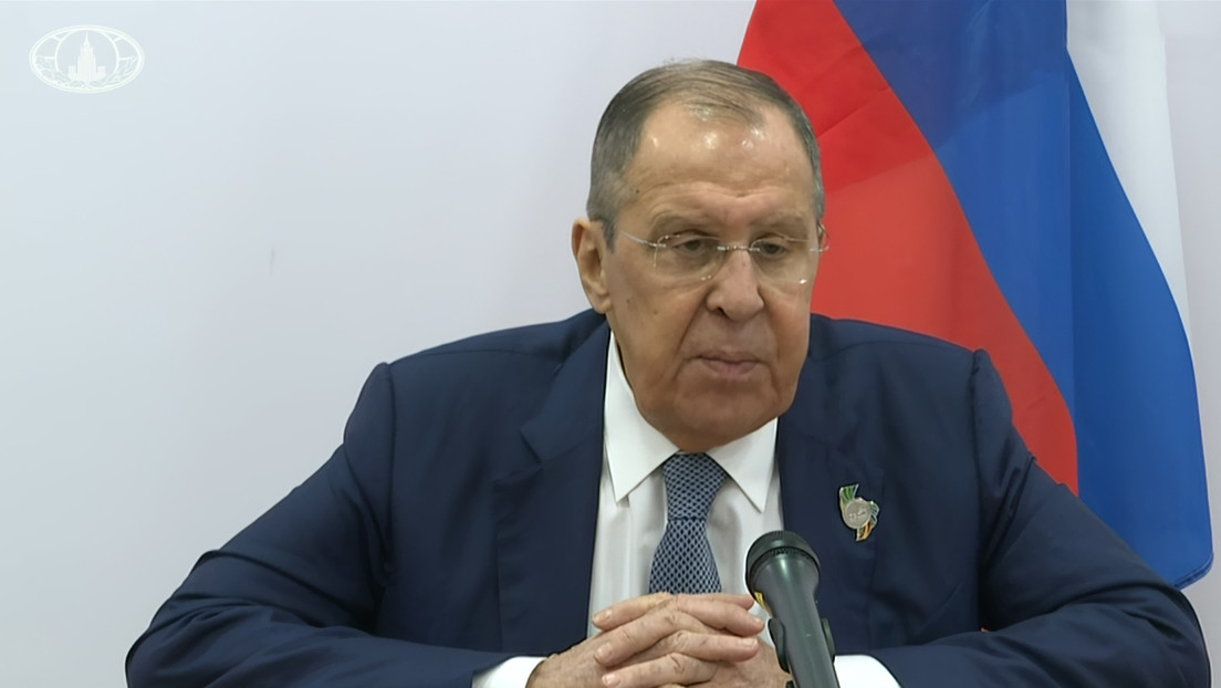 Lavrov desea a Occidente que "no se atragante en su mesa democrática"
