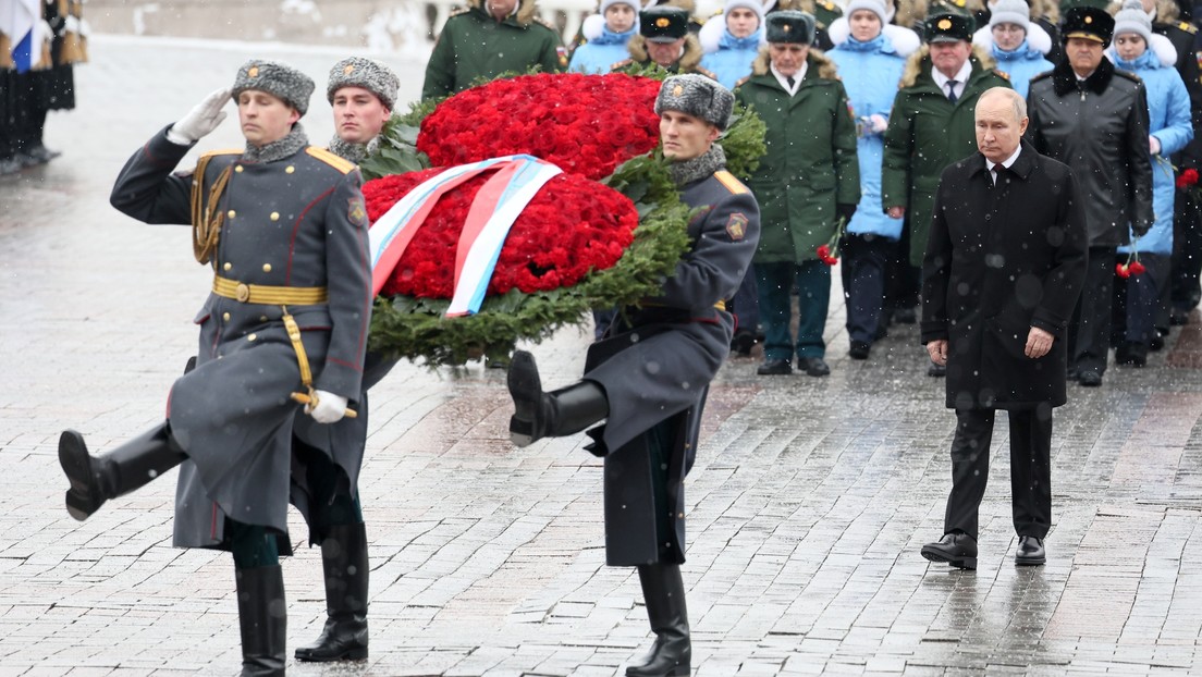 VIDEO: Putin deposita una ofrenda floral en la Tumba del Soldado Desconocido en Moscú