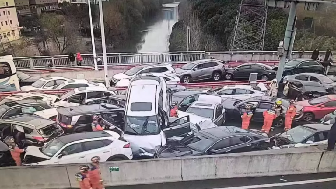 100 coches chocan en una autopista en China (VIDEO)