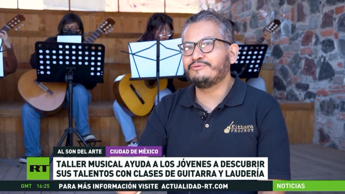 Taller musical en México ayuda a los jóvenes a descubrir sus talentos con clases de guitarra y laudería
