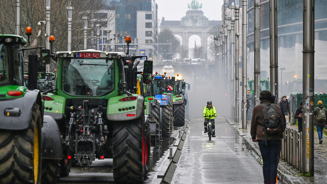 VIDEOS: Agricultores vuelven a protestar en Bruselas mientras se reúnen los ministros del sector