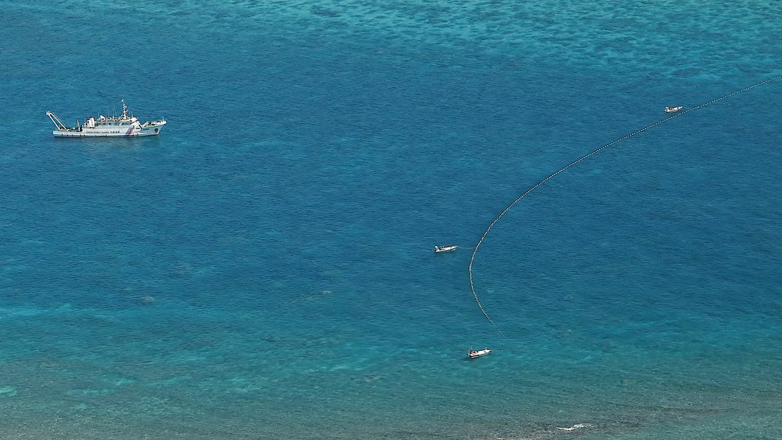 Imagen satelital capta una barrera flotante cerca de un atolón disputado en el mar de la China Meridional