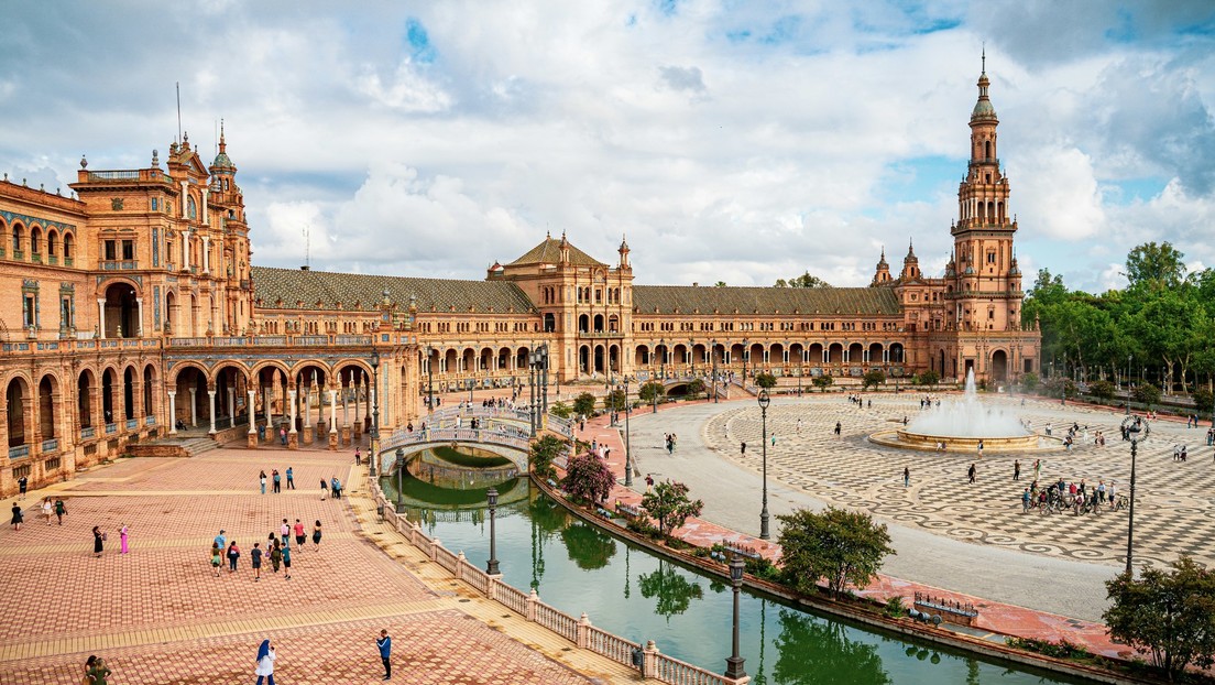 Sevilla cerrará la Plaza de España al libre acceso y cobrará entrada a los turistas