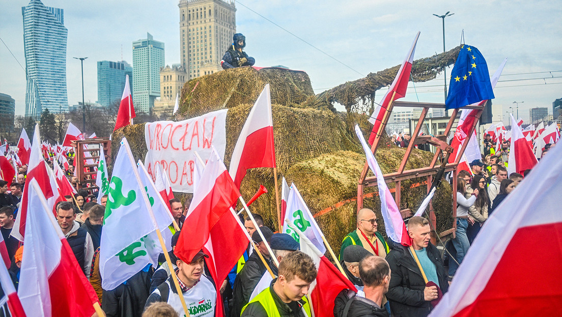 Granjeros polacos protestan con un tanque Abrams de heno en las calles de Varsovia (VIDEOS, FOTOS)