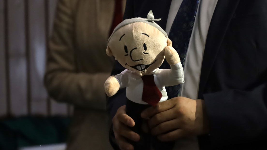 Autorizan la venta de muñecos 'Amlitos' con la imagen de López Obrador en la campaña electoral de México