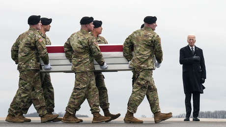 VIDEO: Biden asiste a ceremonia por soldados muertos en ataque contra base de EE.UU. en Jordania