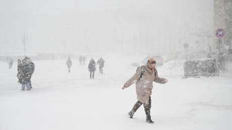 VIDEO: Un potente ciclón de nieve azota Moscú