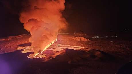 Nueva erupción volcánica amenaza con arrasar una localidad en Islandia (VIDEO)
