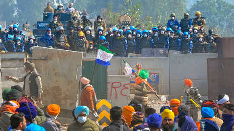 Agricultores indios usan cometas para contrarrestar los drones de la Policía durante protesta (VIDEO)