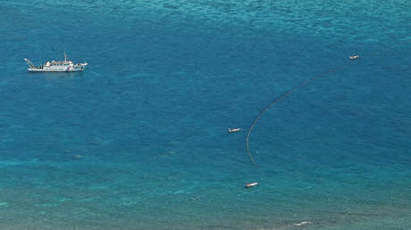 Imagen satelital capta una barrera flotante cerca de un atolón disputado en el mar de la China Meridional