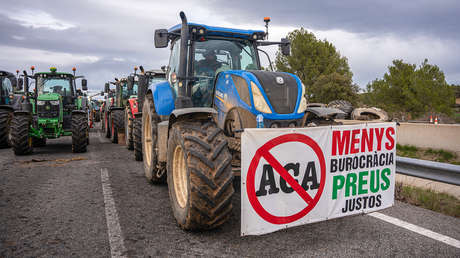 Agricultores catalanes bloquean varias vías del país arrojando productos importados (VIDEOS)