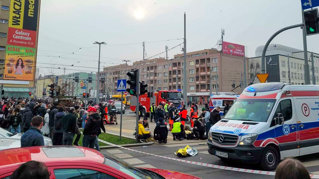 Un coche embiste contra una veintena de peatones en Polonia