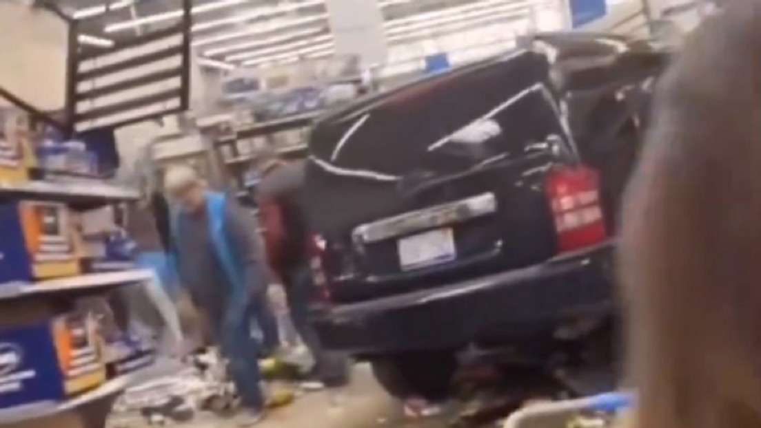 VIDEO: Heridos y destrozos tras 'invadir' un coche una tienda de Walmart en EE.UU.