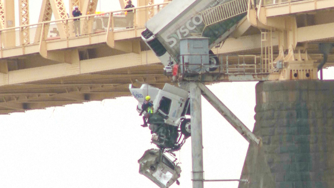 VIDEO: Increíble rescate en EE.UU. después de que un semirremolque quedara colgando desde un puente