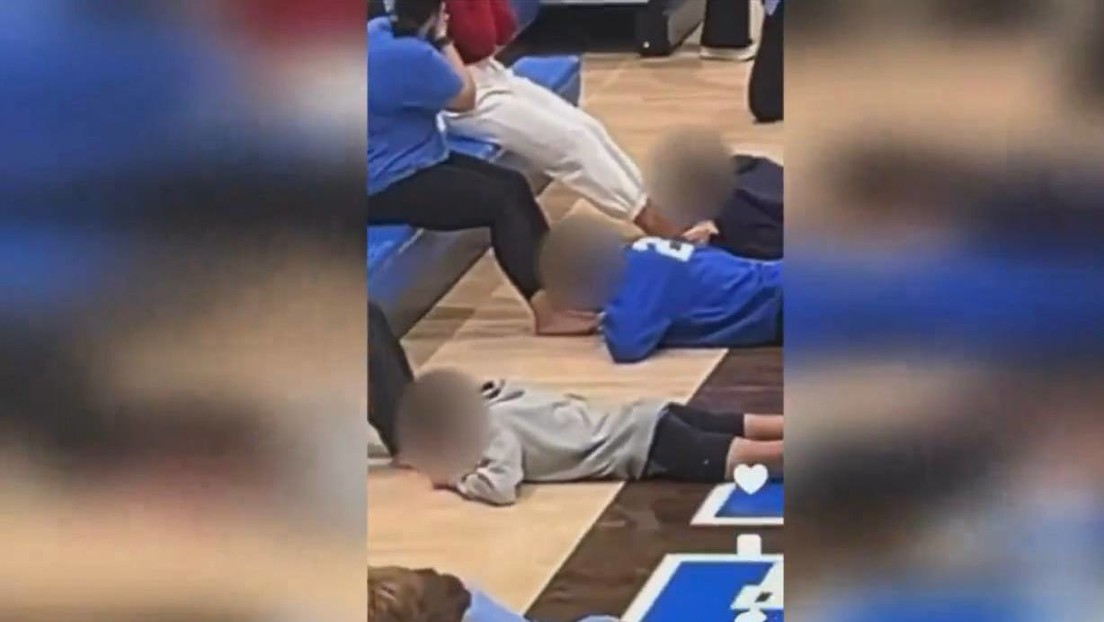 Investigan una escuela de EE.UU. por un video donde sus estudiantes se lamen los pies