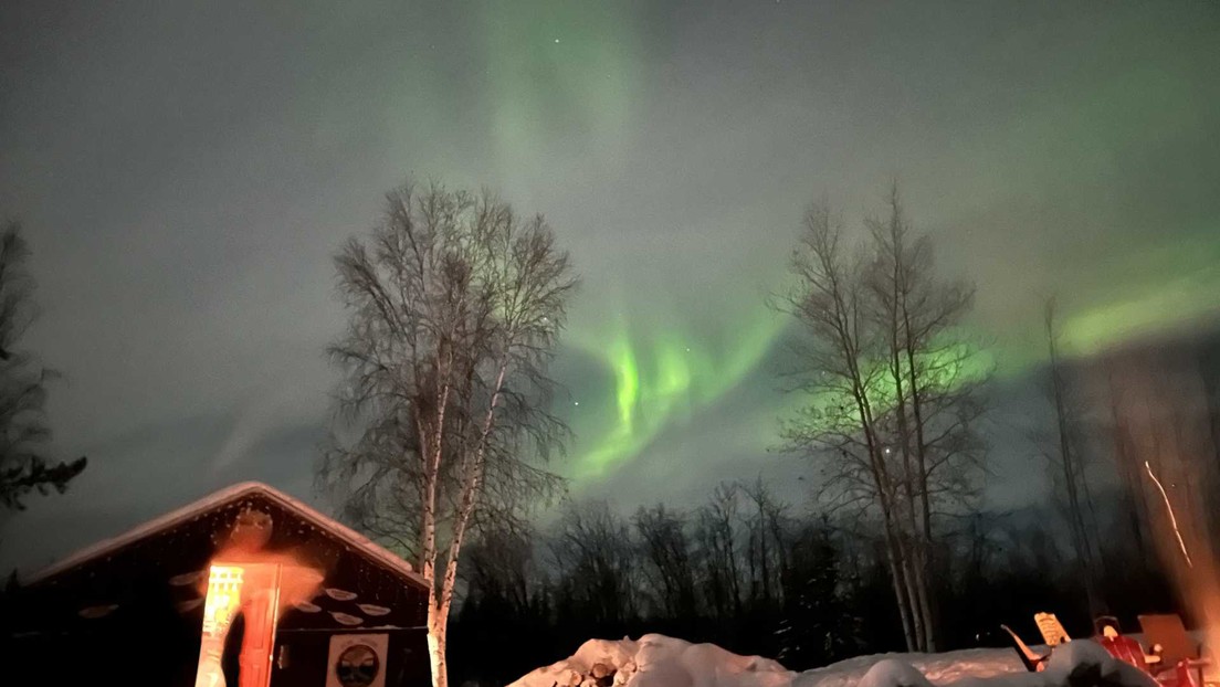Una aurora boreal ilumina el cielo de varias ciudades de Rusia (FOTOS)
