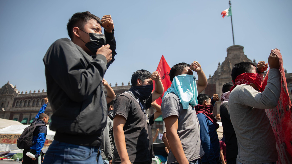 "Un vulgar acto de provocación": López Obrador condena protesta de estudiantes de Ayotzinapa