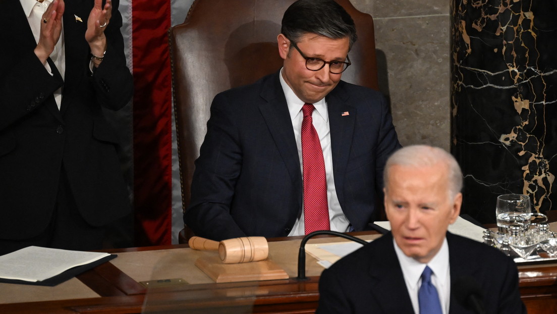 Las reacciones de Mike Johnson al discurso de Biden que muestran de todo menos aprobación