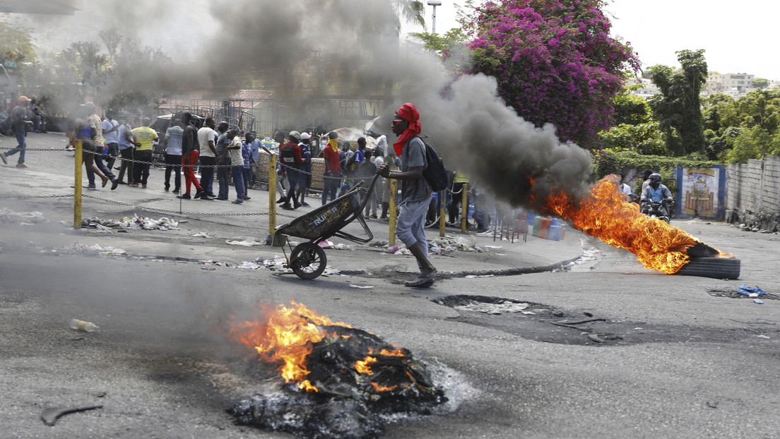 Caos y anarquía: asalto coordinado de bandas contra edificios gubernamentales en Haití