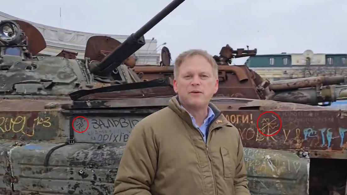 Símbolos nazis asoman tras el secretario de Defensa británico, que alienta seguir apoyando a Ucrania