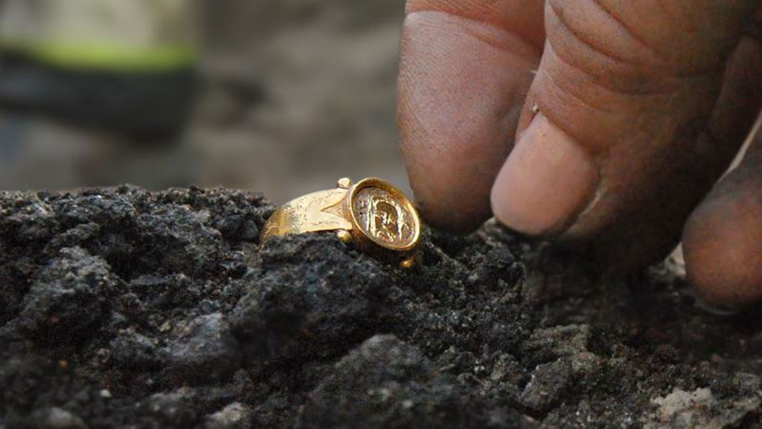 Hallan un anillo de oro impecable de 500 años (FOTOS)