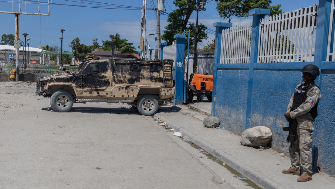 EE.UU. evacua al personal de la Embajada en Haití y aumenta su seguridad