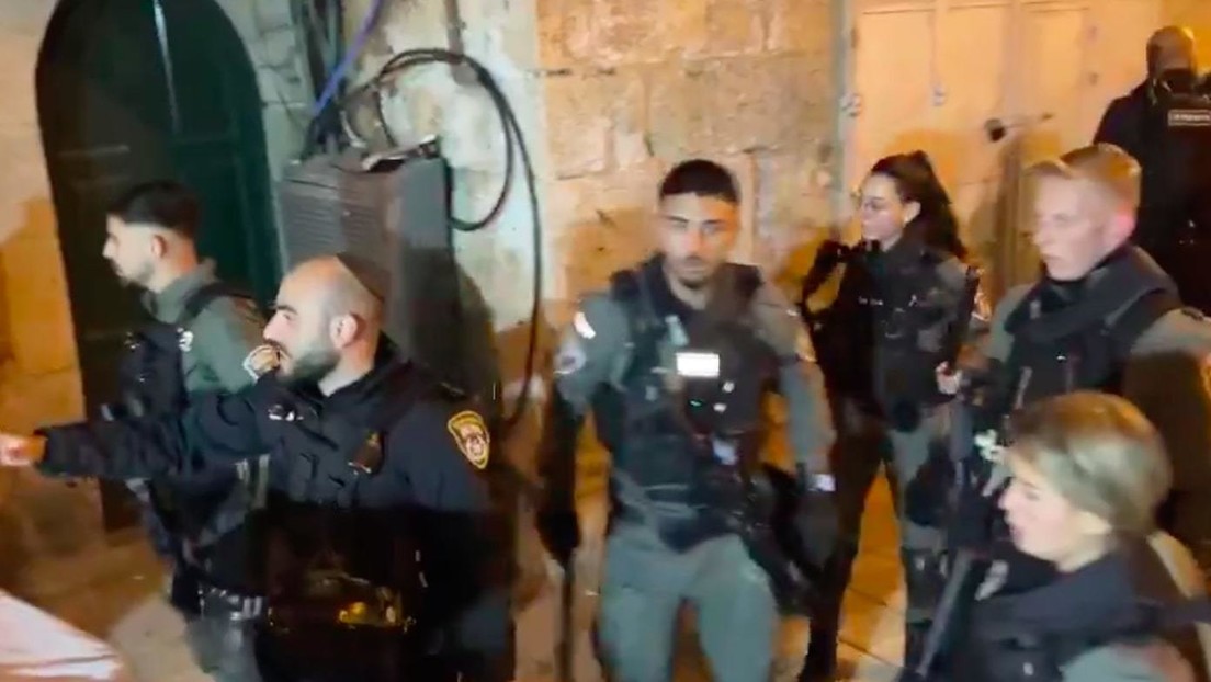 La Policía israelí agrede a feligreses frente a la mezquita de Al-Aqsa en vísperas del ramadán