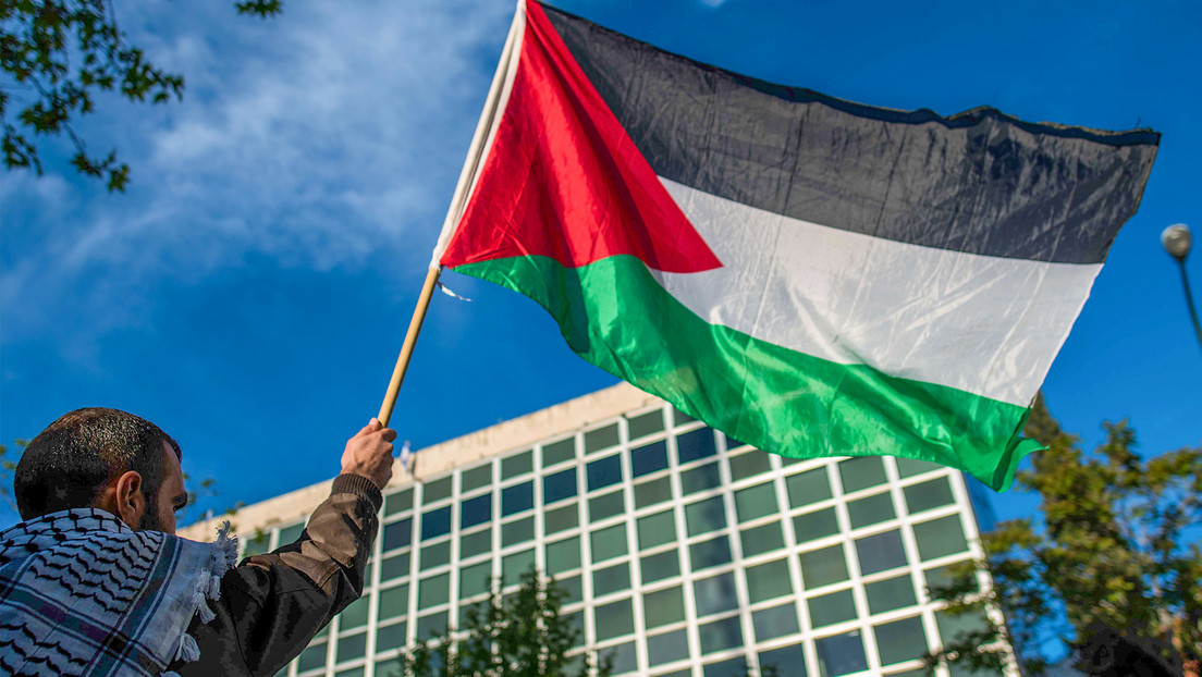 Cuelgan una bandera palestina cerca de la embajada israelí en Madrid y esta es la consecuencia