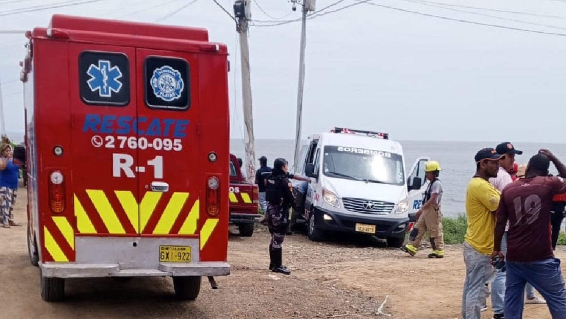 Tres niños muertos y cuatro heridos tras colapsar un monumento en una playa de Ecuador