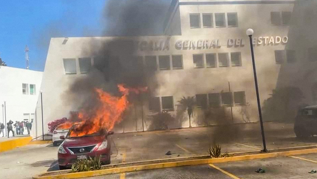 Protestas ante la Fiscalía de Guerrero tras la fuga del policía que mató a normalista dejan 24 heridos