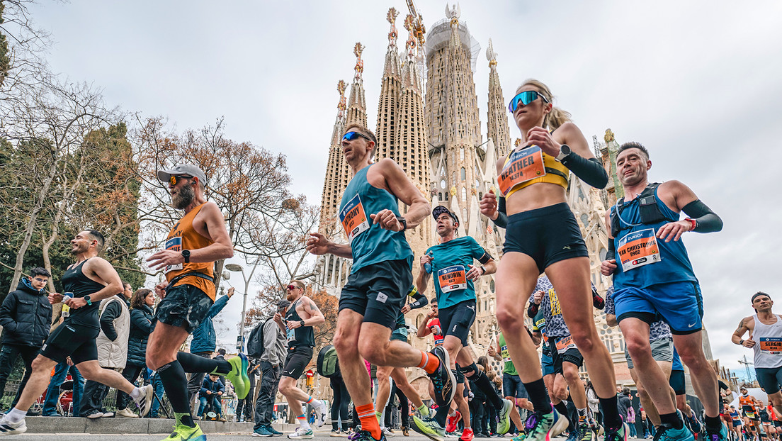 Un corredor muere tras cruzar la línea de meta en la maratón de Barcelona