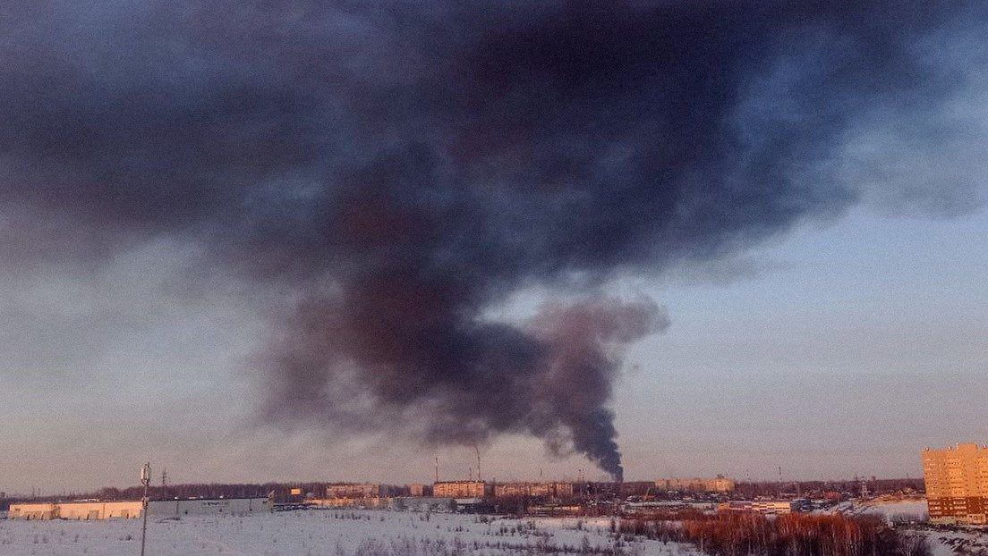 VIDEO: Una refinería de petróleo rusa en llamas tras el ataque de dron ucraniano