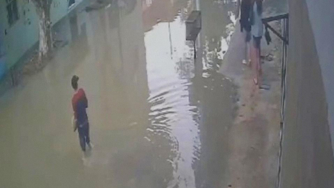 Un joven se electrocuta al tocar un poste durante una inundación en Argentina