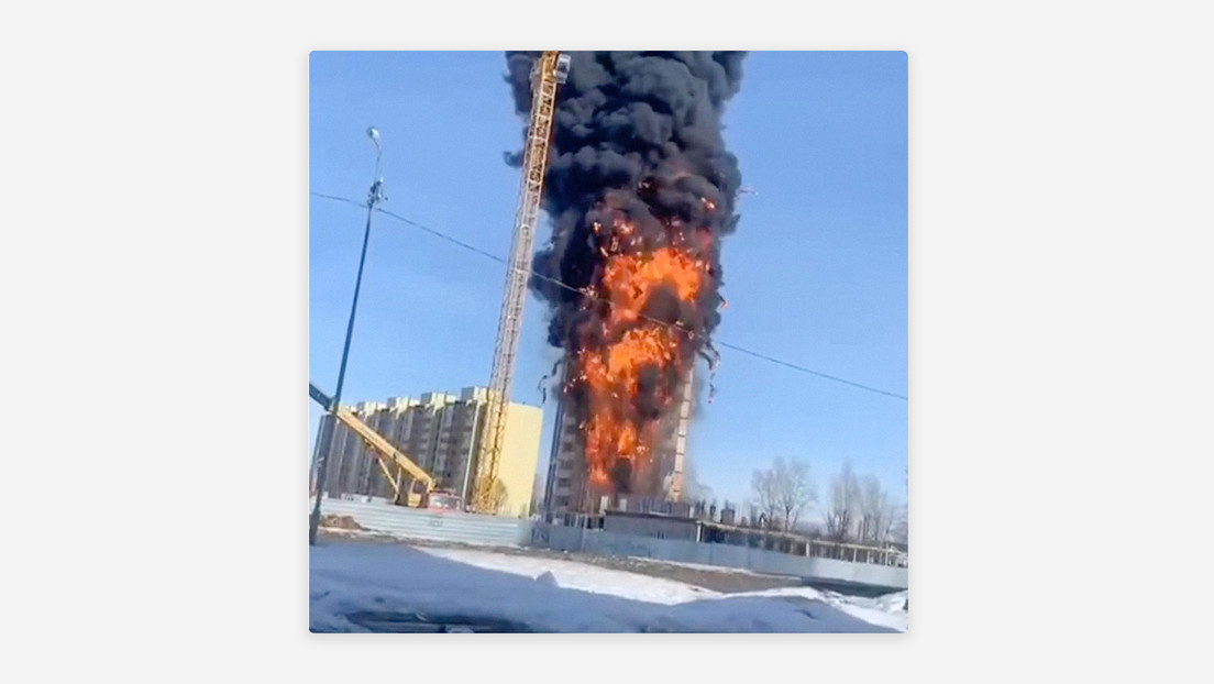 VIDEO: Fuerte incendio devora un edificio en construcción en Rusia