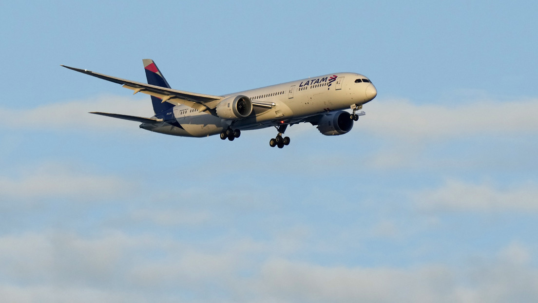 Una azafata habría provocado el accidente en pleno vuelo del Boeing de LATAM