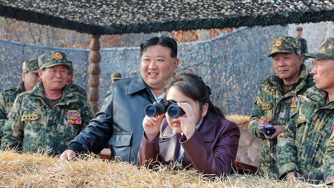 Kim Jong-un dirige ejercicios de las unidades aerotransportadas de Corea del Norte