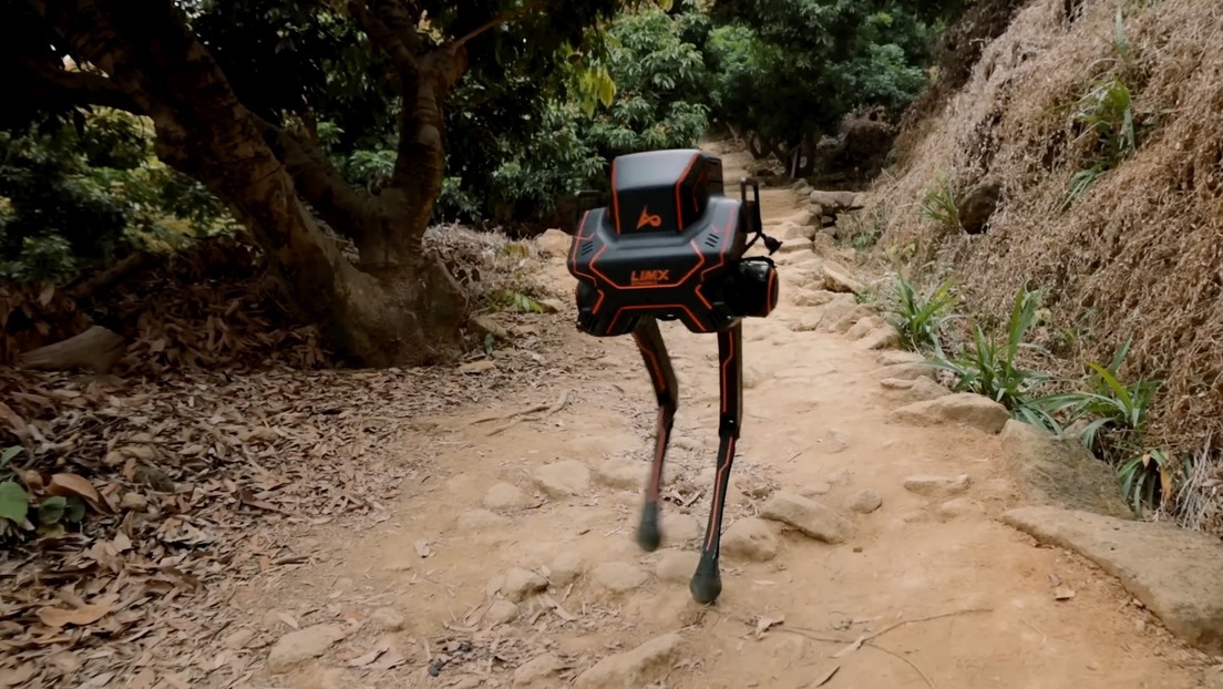 VIDEO: Robot bípedo chino desafía terrenos difíciles hasta para los humanos