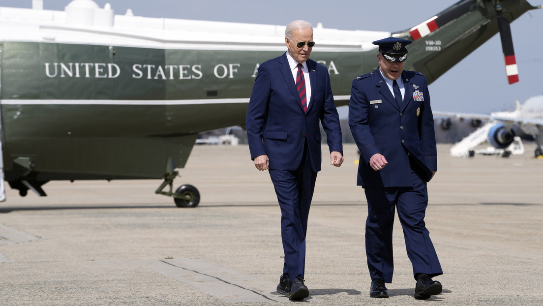 Biden aparece en público con misteriosos zapatos 'anticaídas'